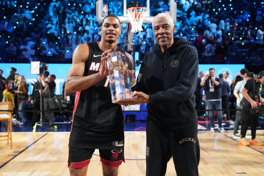 九游正版入口-NBA全明星扣篮大赛 约翰逊力压布莱恩特夺冠